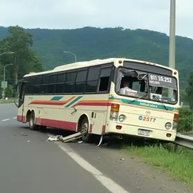 ônibus colidem na Rodovia Presidente Dutra