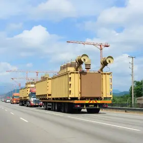 operação que transporta transformador