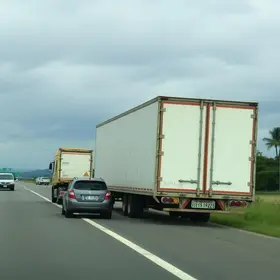 carreta arrasta carro na Dutra