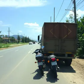 carreta com 47 motos