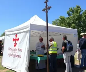 Padre Antônio Maria visita tenda de apoio